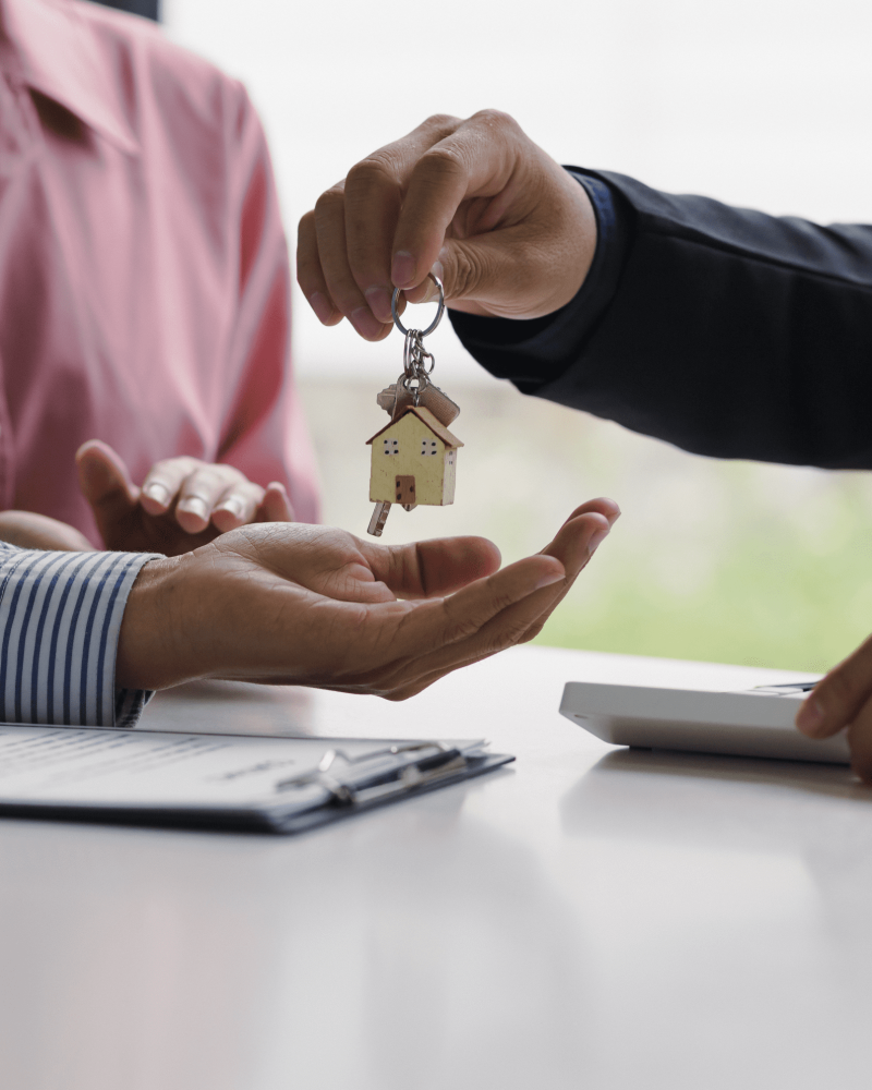 entregando llaves de vivienda en una asesoría