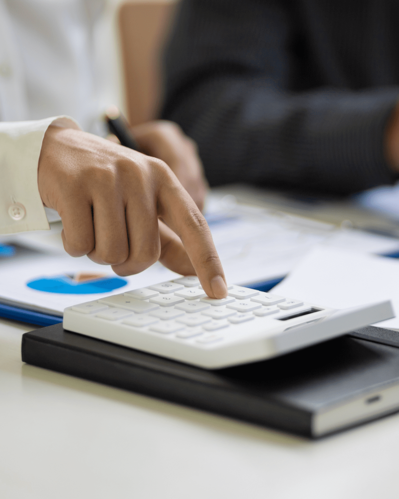 mano de mujer tecleando calculadora en una asesoría